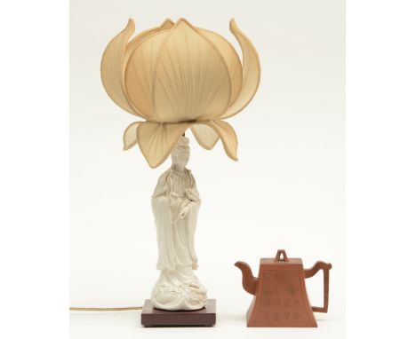 A Chinese Guanyin, Blanc de Chine, mounted into a lamp; added a Yixing teapot and cover, H 51,5 - 12 cm (chip to the rim)