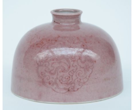 A Chinese purple monochrome and dragon decorated water pot, marked Kangxi, H 9 cm - Diameter 12,5 cm