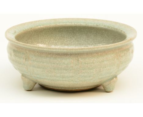 A Chinese green ground bowl with crackleware decoration, on tripod feet, probably Ming,H 8,5 - Diameter 21 cm