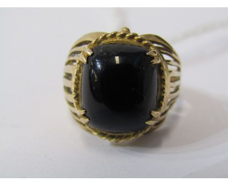 9CT YELLOW GOLD ONYX SIGNET STYLE RING, cabochon cut onyx in 4 clew setting, approx. 5grm weigh, size L 
