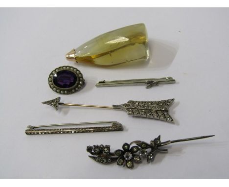 COSTUME JEWELLERY, selection of costume including arrow brooch, paste brooches and large citrine colour stone with gold top 