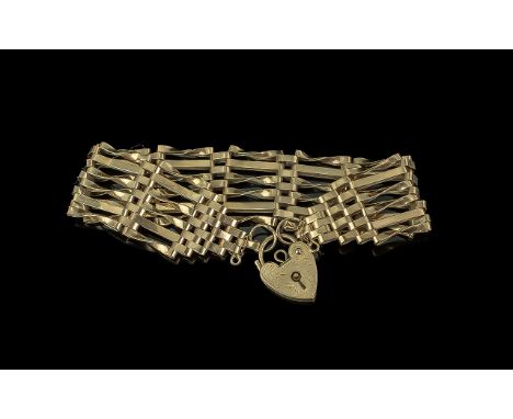 Ladies 9ct Gold Gate Bracelet, With 9ct Gold Padlock. Hallmarked for 9ct. Approx Weight 12.8 grams. Length Approx 7 Inches. 
