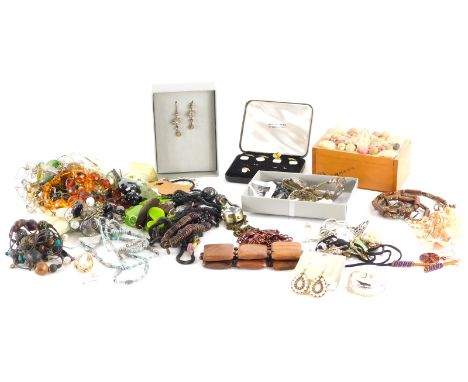 Various costume jewellery and effects, to include tie studs by Austin Read, wooden beaded necklaces, silver plated bracelets,