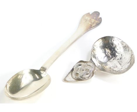 A George V silver Arts and Crafts caddy spoon, with hammered decoration to the bowl and Celtic decoration, with pierced Celti