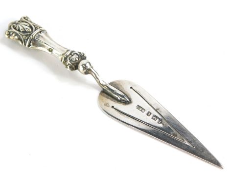 An Edwardian silver bookmark, modelled in the form of trowel with shaped handle, Birmingham 1905.