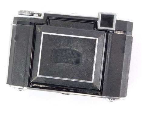 A Zeiss Super Ikonta 532/16 camera, with an 8cm f2.8 Tessar lens, Compur rapid shutter and rangefinder.