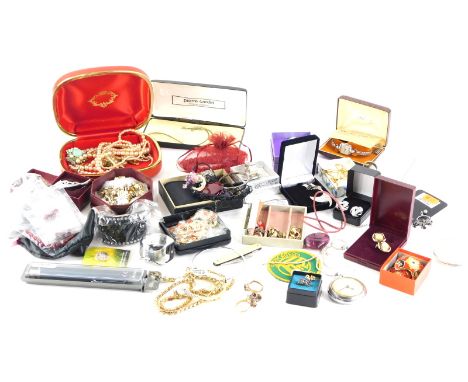 A large group of modern costume jewellery, brooches, earrings, dress jewellery, pendants, etc. (1 tray)