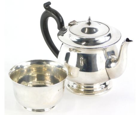 A George V silver bachelors type teapot, with ebonised handle and turned knop, and a matching sugar bowl, Birmingham 1932, 15