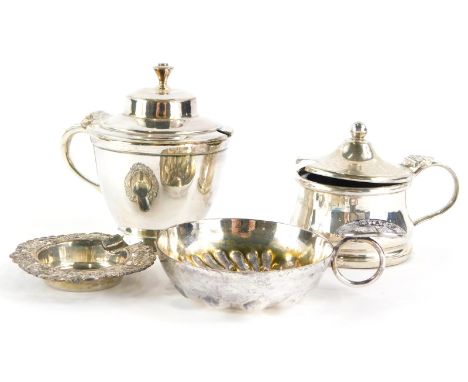 A collection of small silver, white metal and silver plated items, to include a small mustard pot with blue glass liner and h