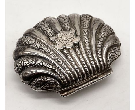 A continental silver (800) shell shaped snuff box/pill pot