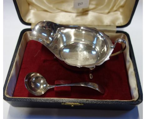 A SILVER SAUCE BOAT, with associated ladle, in fitted case (c.4.3oz)
