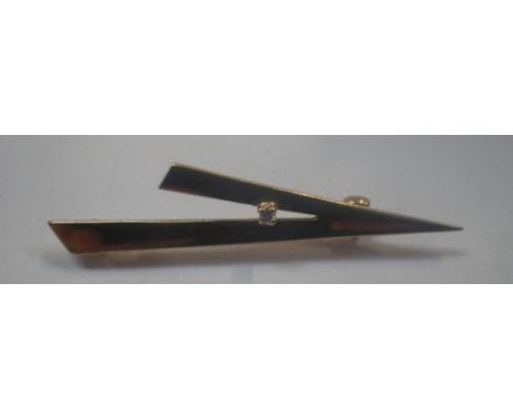A 9CT GOLD ARROW BROOCH, set with a single diamond, approx. 3.1gram, including the diamond