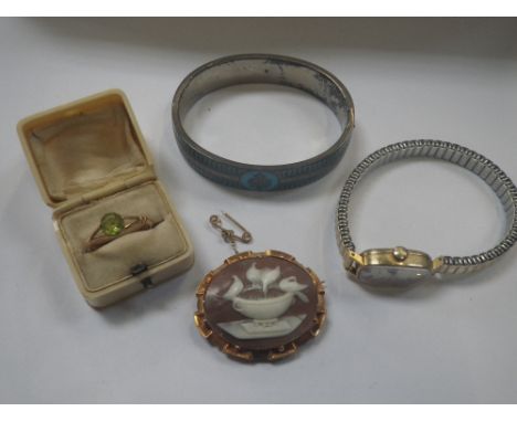 A COLLECTION OF JEWELLERY, to include a peridot dress ring on a 9ct gold shank, ring size Q,&nbsp;&nbsp;Doves of Pliny Cameo 