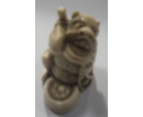 A JAPANESE IVORY NETSUKE