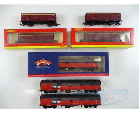 A group of OO gauge modern parcels/goods vans by HORNBY and BACHMANN in EWS/RES liveries - VG in G boxes where boxed (7)
