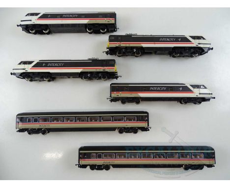 A group of HORNBY OO gauge Mk4 rolling stock comprising 2 x Class 91 electric locomotive (with pantograph damage), 2 x DVT an