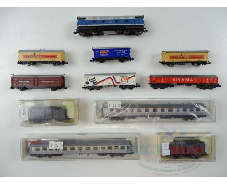 A group of N gauge German outline to include a diesel locomotive and assorted rolling stock by FLEISCHMANN and others - G/VG 