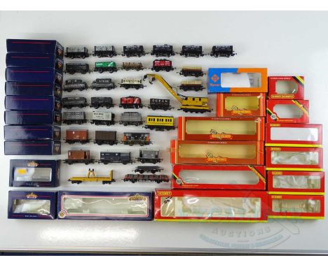 A large quantity of unboxed OO gauge wagons by HORNBY, BACHMANN and others together with a large quantity of empty boxes - G/