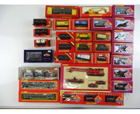 A large quantity of boxed OO gauge wagons by HORNBY and BACHMANN - G/VG in G boxes (30)