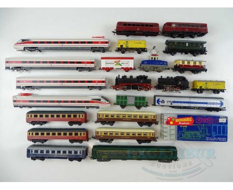A quantity of HO gauge locomotives and rolling stock by MARKLIN, FLEISCHMANN, LIMA and others - F/VG unboxed (23)