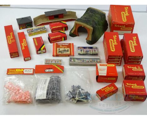 A quantity of mostly boxed OO gauge accessories by TRI-ANG, HORNBY, BACHMANN etc. - G in G boxes where boxed (Q)