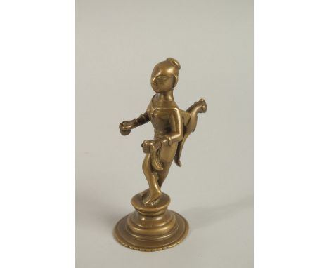 AN 18TH CENTURY SOUTH INDIAN BRONZE OIL LAMP STAND, of figural form depicting a lady with a bird shape handle to the back, po