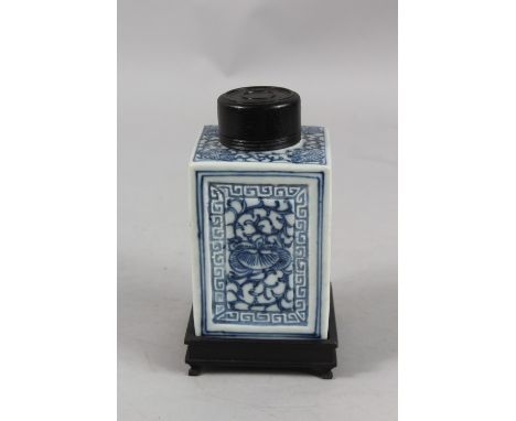 AN 18TH-19TH CENTURY CHINESE BLUE AND WHITE PORCELAIN CADDY, with hardwood cover and stand, 16cm high overall.
