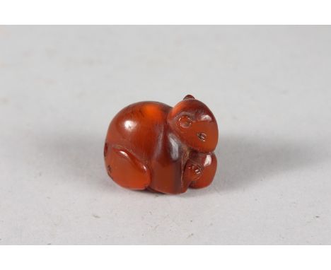 A JAPANESE POSSIBLY BAKELITE / AMBER OR RESIN NETSUKE OF A MOUSE, 3.5cm.