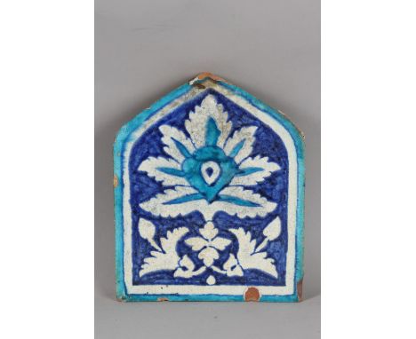 A 18TH-19TH CENTURY NORTH INDIAN MULTAN POTTERY TILE, 25cm.