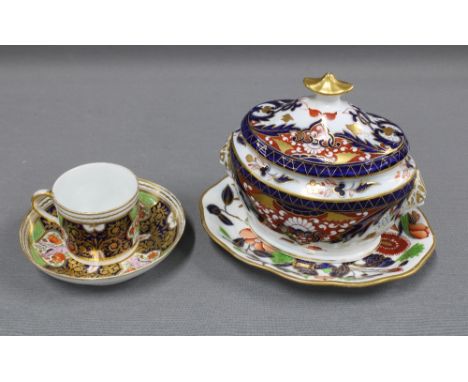 Chamberlains Worcester sucrier / small tureen and stand, 16cm together with a Worcester cup and saucer (4) 