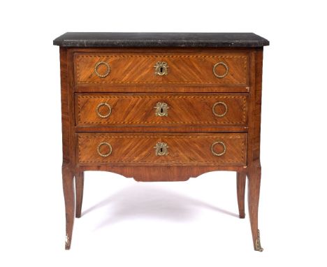 A 19TH CENTURY FRENCH KINGWOOD AND FEATHER BANDED SMALL COMMODE with marble top above three long drawers, on splay legs, 80cm