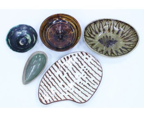 A REG JUDD BY RON WINKFIELD 1973 CHARCOAL PORTRAIT and a selection of Pottery by Reg Judd (6)