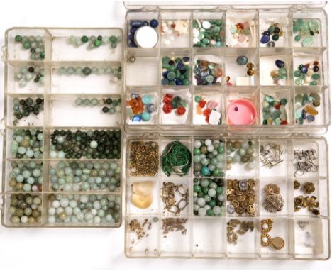 A COLLECTION OF ASSORTED HARDSTONE BEADS to include jade and agate, and an assortment of jewellery findings