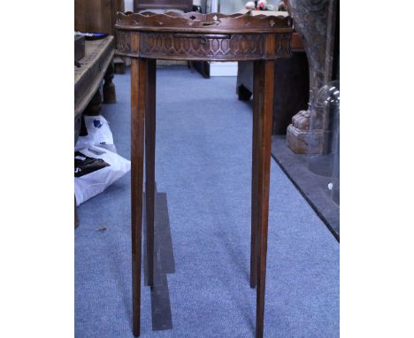 A CHIPPENDALE STYLE MAHOGANY URN STAND of oval form with pierced gallery, with slide and blind fretwork decoration four squar