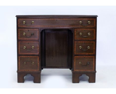 AN EDWARDIAN MAHOGANY AND SATINWOOD INLAID KNEEHOLE DESK with one long drawer and six short drawers having brass swan neck ha