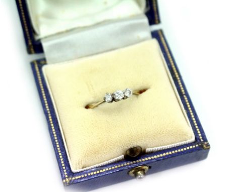 AN 18 CARAT YELLOW GOLD THREE STONE DIAMOND RING size N/O, 1.7 grams approximately overall