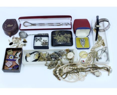 A SELECTION OF COSTUME JEWELLERY  to include simulated pearl necklaces, yellow metal necklace chains, Oriental white metal sp