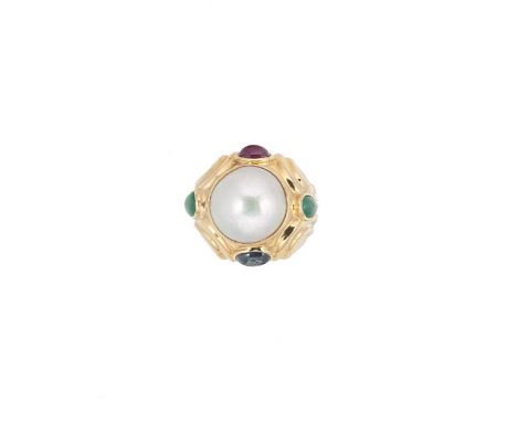 A mabé pearl and gemset ring,  central 15.5mm mabé pearl, further set with two oval cabochon emeralds, and an oval cabochon s