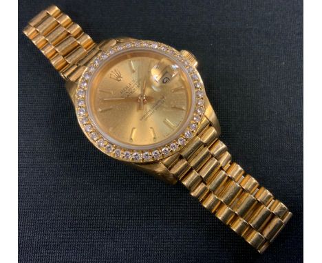 A ladies Rolex Datejust Oyster Perpetual Superlative Chronometer 18ct gold bracelet wristwatch, signed gilt dial, date apertu