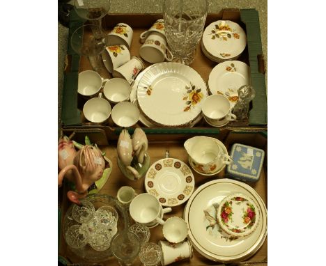 Ceramics and Glassware - a Royal Vale part tea set, stylized floral design on white ground, comprising six cups and saucers; 