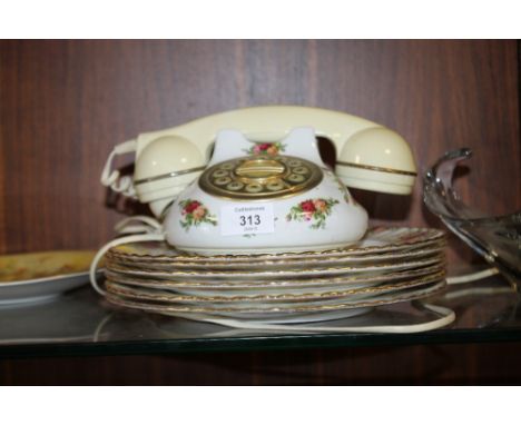 A ROYAL ALBERT OLD COUNTRY ROSES TELEPHONE TOGETHER WITH SIX MATCHING DINNER PLATES (7) 
