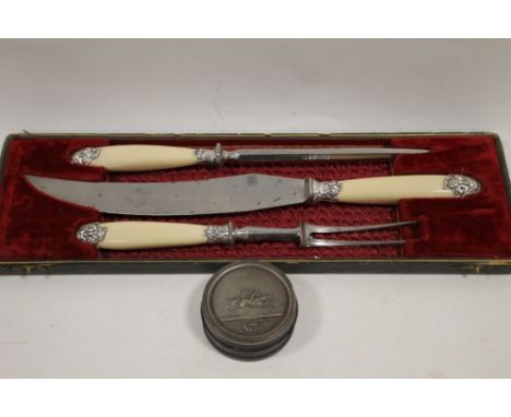 A VINTAGE EQUESTRIAN INTEREST SNUFF BOX TOGETHER WITH A CASED CARVING SET (2)