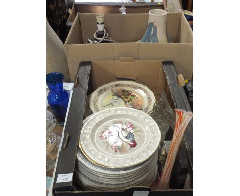 A TRAY OF VINTAGE CERAMIC PLATES TO INCLUDE ROYAL DOULTON, PALISSY ETC. TOGETHER WITH A LARGE STONEWARE VASE AND LAMP 