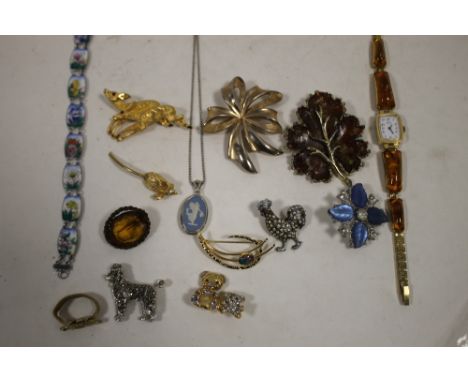 A BAG OF VINTAGE AND MODERN COSTUME JEWELLERY TO INCLUDE AN AMBER MOUNTED WRIST WATCH