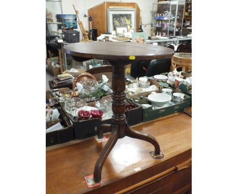 A 19TH CENTURY OAK PEDESTAL TABLE RAISED ON TRIPOD SUPPORT DIAMETER 58 CM