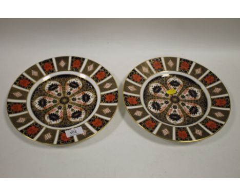 A PAIR OF ROYAL CROWN DERBY 1128 PATTERN IMARI CABINET PLATES 