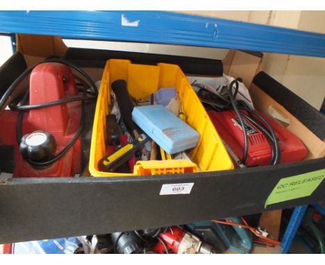 A TRAY OF ASSORTED TOOLS TO INCLUDE A JIGSAW