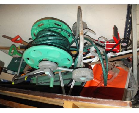 A QUANTITY OF GARDEN TOOLS ETC TO INCLUDE A HOSE REEL
