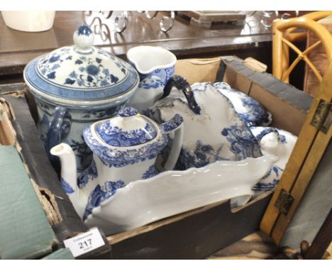 A TRAY OF BLUE AND WHITE CERAMICS TO INCLUDE SPODE ITALIAN DESIGN 