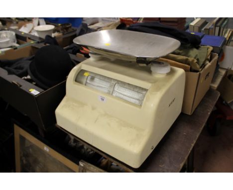 A SET OF VINTAGE AVERY WEIGHING SCALES 